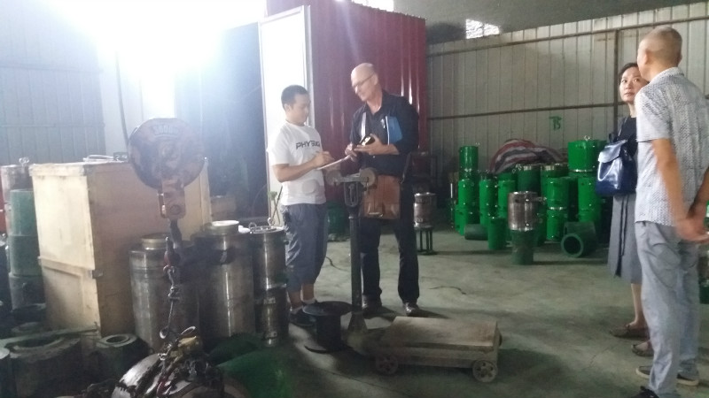 外国友人到厂参观学习